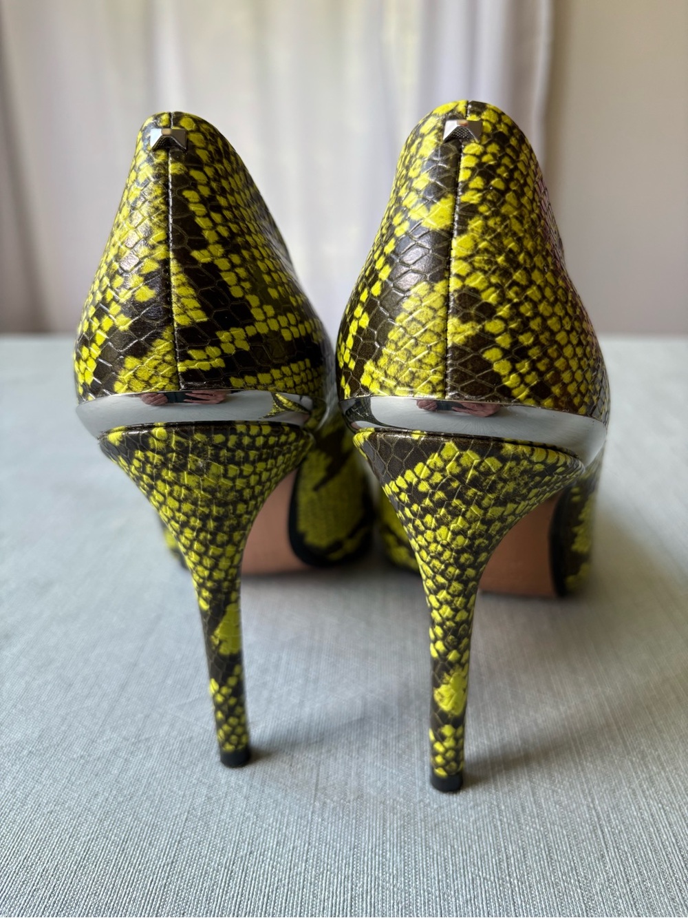 Ted Baker London Izbelos Snake Print Neon yellow black silver pumps 37 - Picture 4 of 10